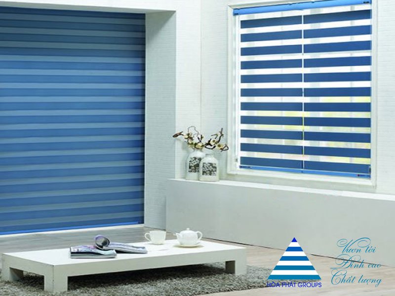Rèm cuốn hiện đại kết hợp với rèm ngang tạo điểm nhấn cho phòng khách