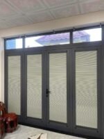 Rèm vách ngăn tổ ong lắp trên kính cản sáng 2