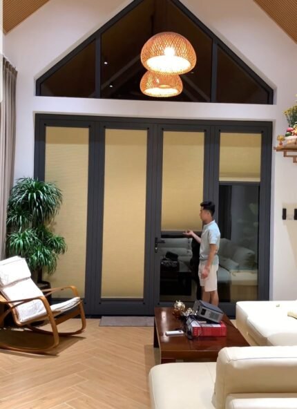 Rèm tổ ong trên kính